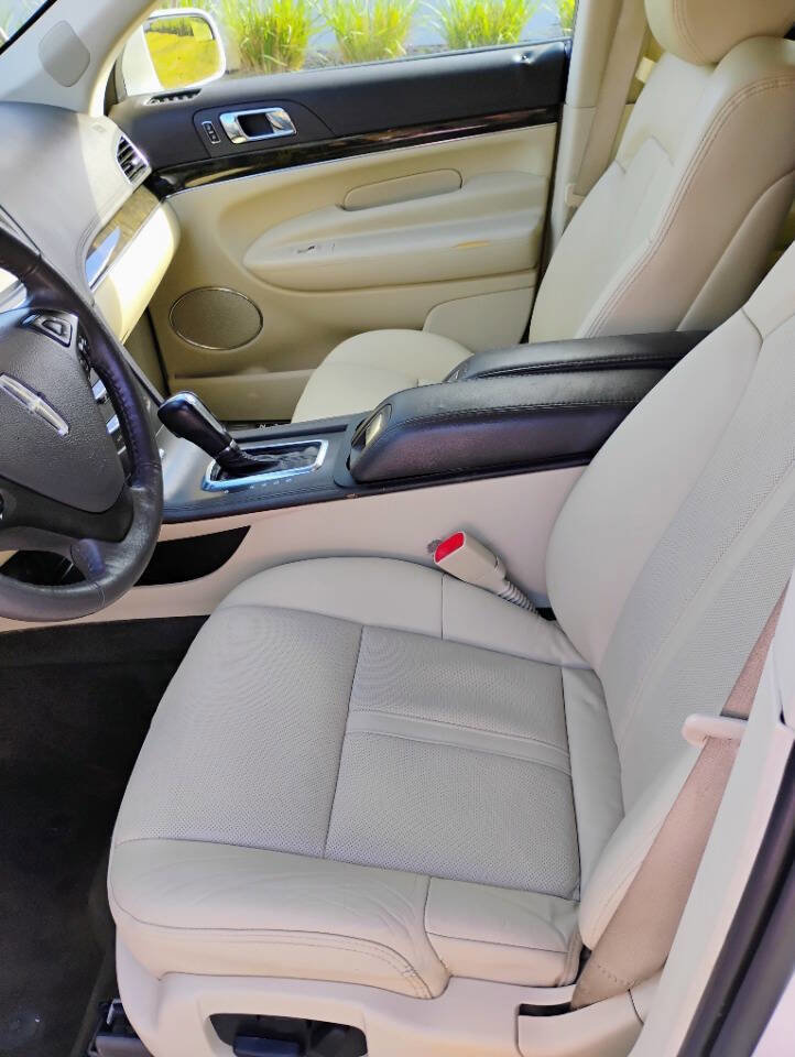 Used 2014 Lincoln MKT FWD image 6