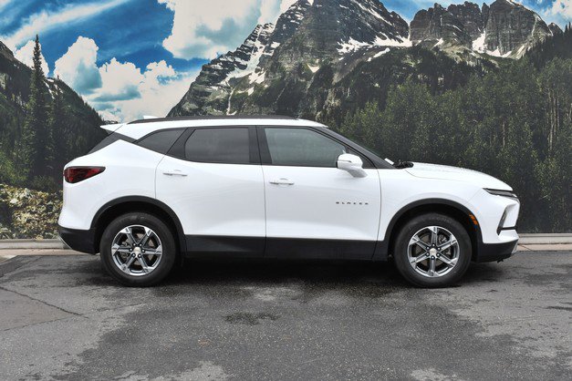 Used 2024 Chevrolet Blazer LT AWD/4WD image 2