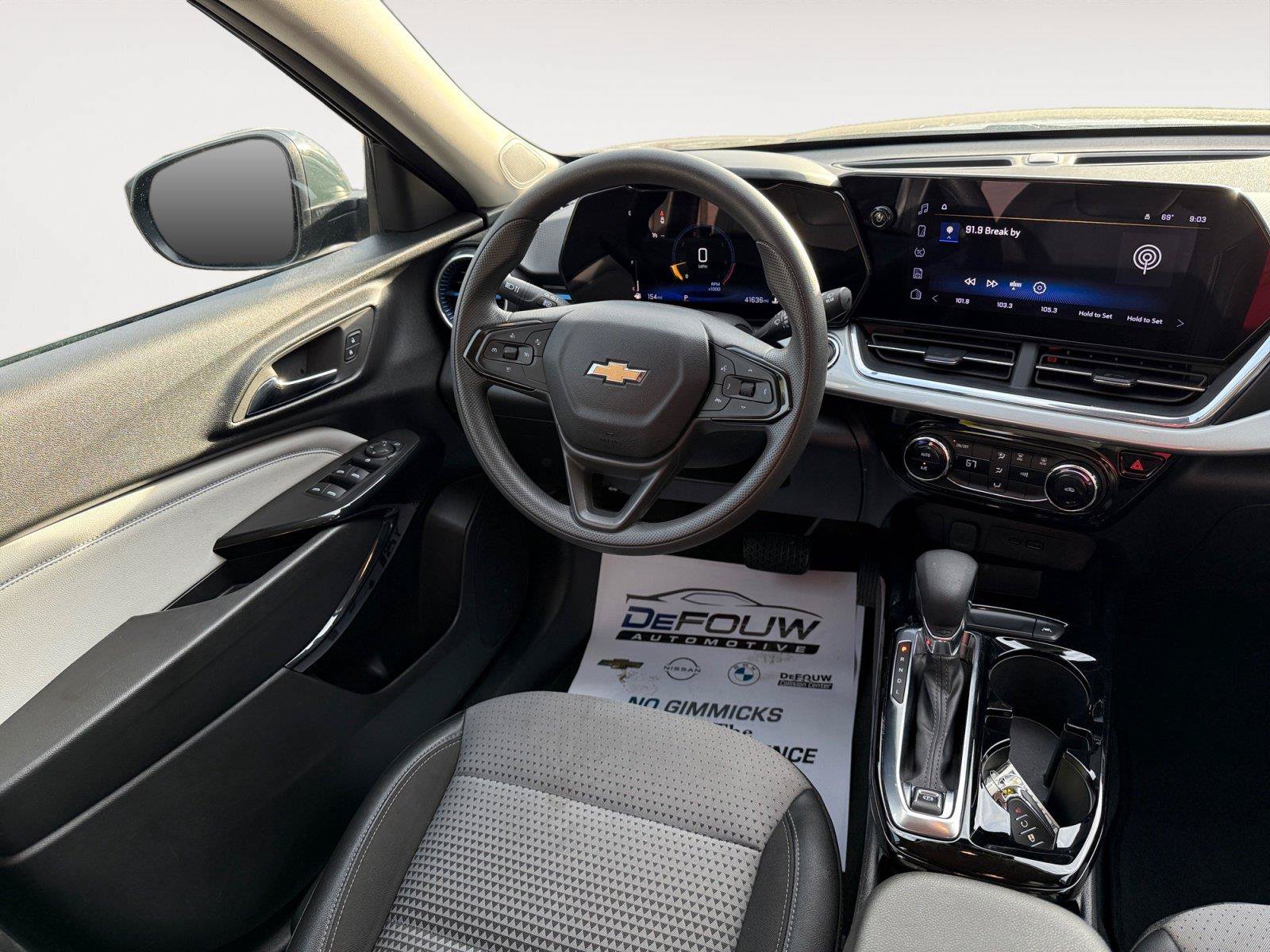 Used 2025 Chevrolet Trax LT FWD image 11