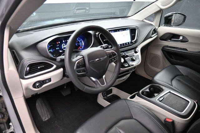 Used 2024 Chrysler Pacifica Limited FWD image 14