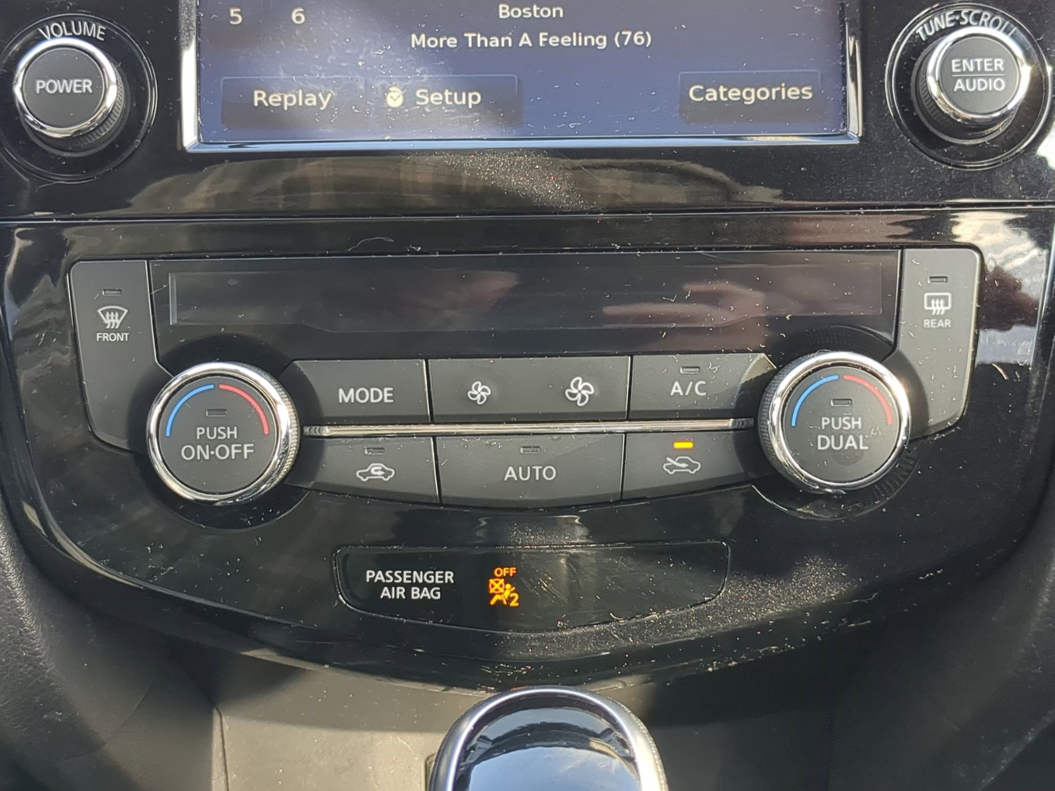 Used 2017 Nissan Rogue SV w/ SV Premium Package image 25