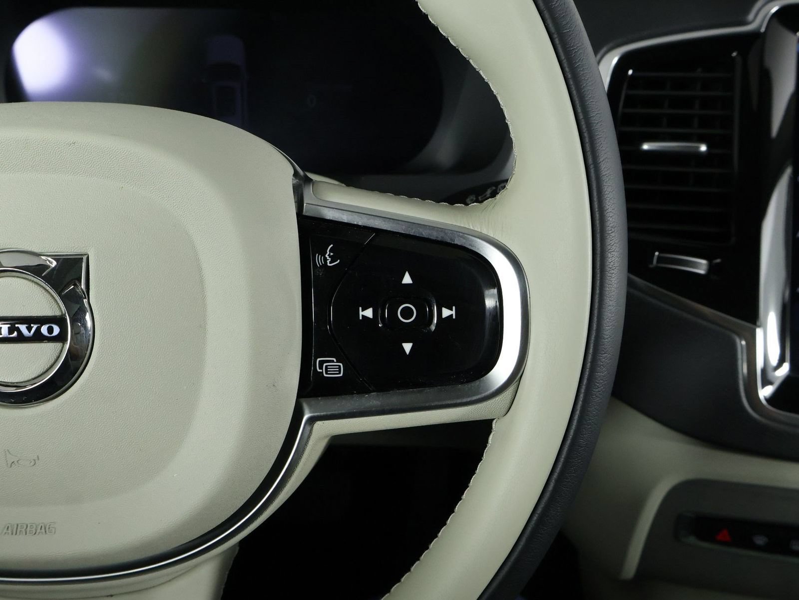 Certified 2025 Volvo XC90 T8 Plus w/ Protection Package Premier AWD/4WD image 11