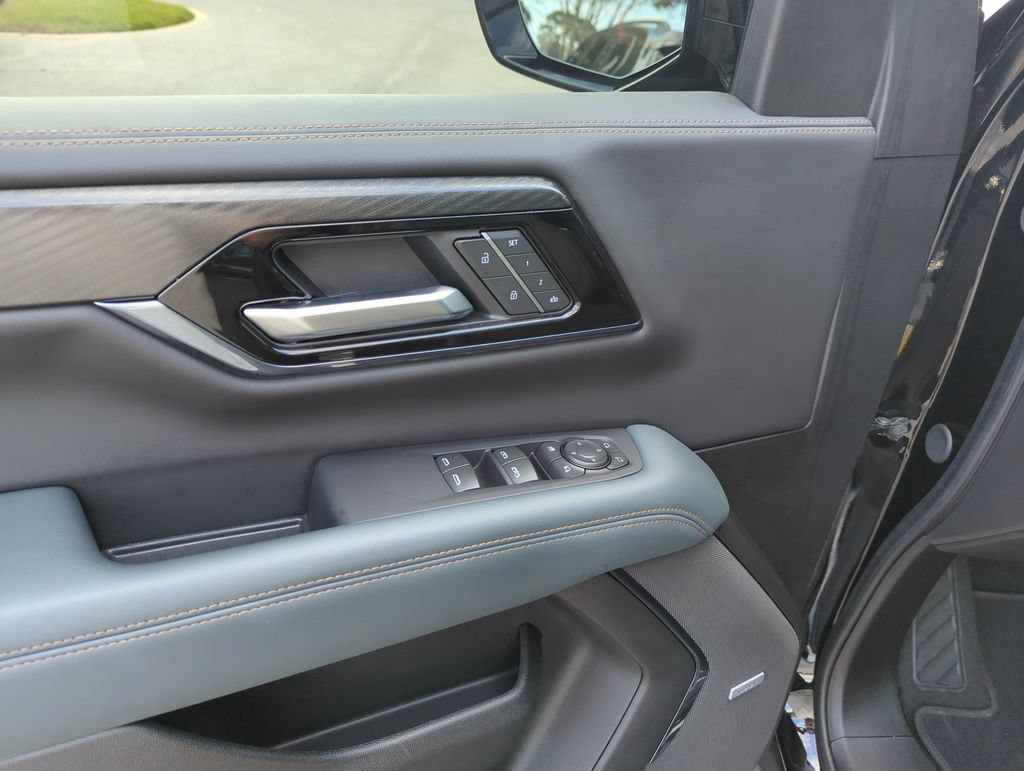 Used 2025 GMC Yukon AT4 w/ AT4 Premium Package AWD/4WD image 18