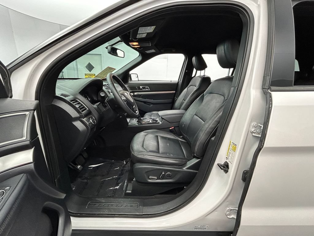 Used 2018 Ford Explorer XLT w/ Equipment Group 202A FWD image 14