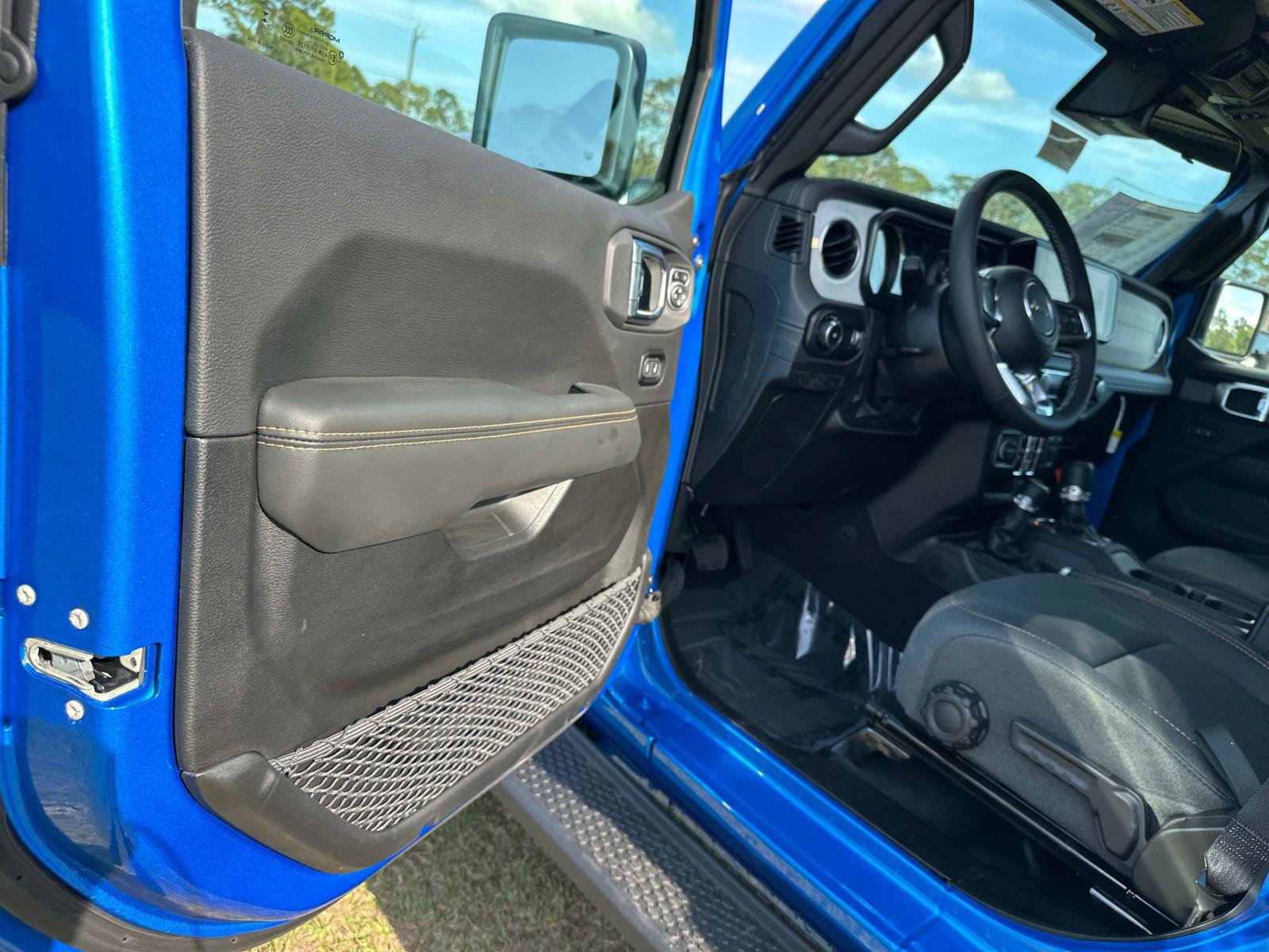 New 2025 Jeep Wrangler Unlimited Sahara AWD/4WD image 15