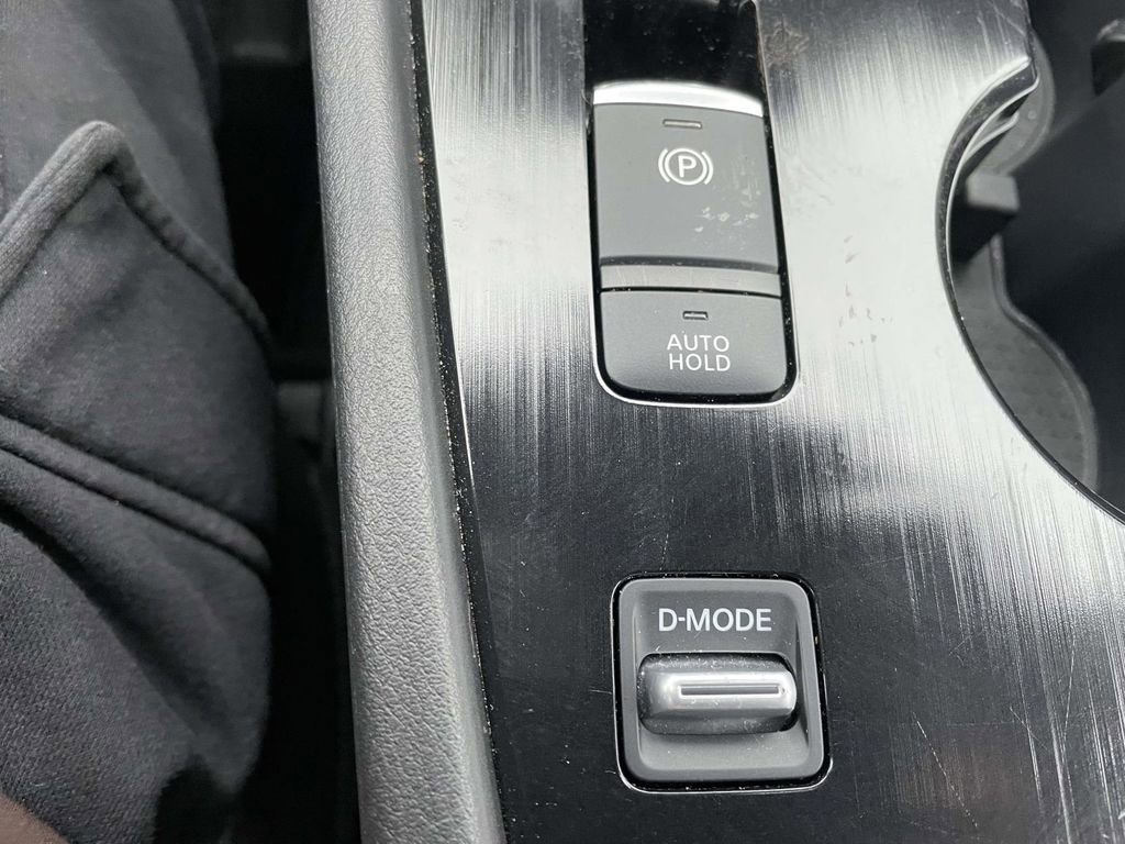 Used 2025 Nissan Rogue SV w/ SV Premium Package image 44