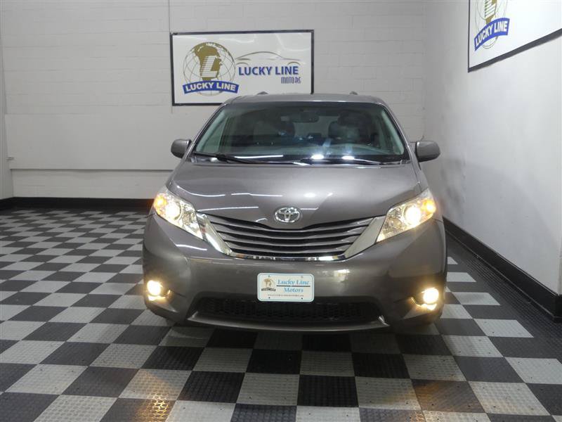 Used 2017 Toyota Sienna XLE Premium AWD/4WD image 2