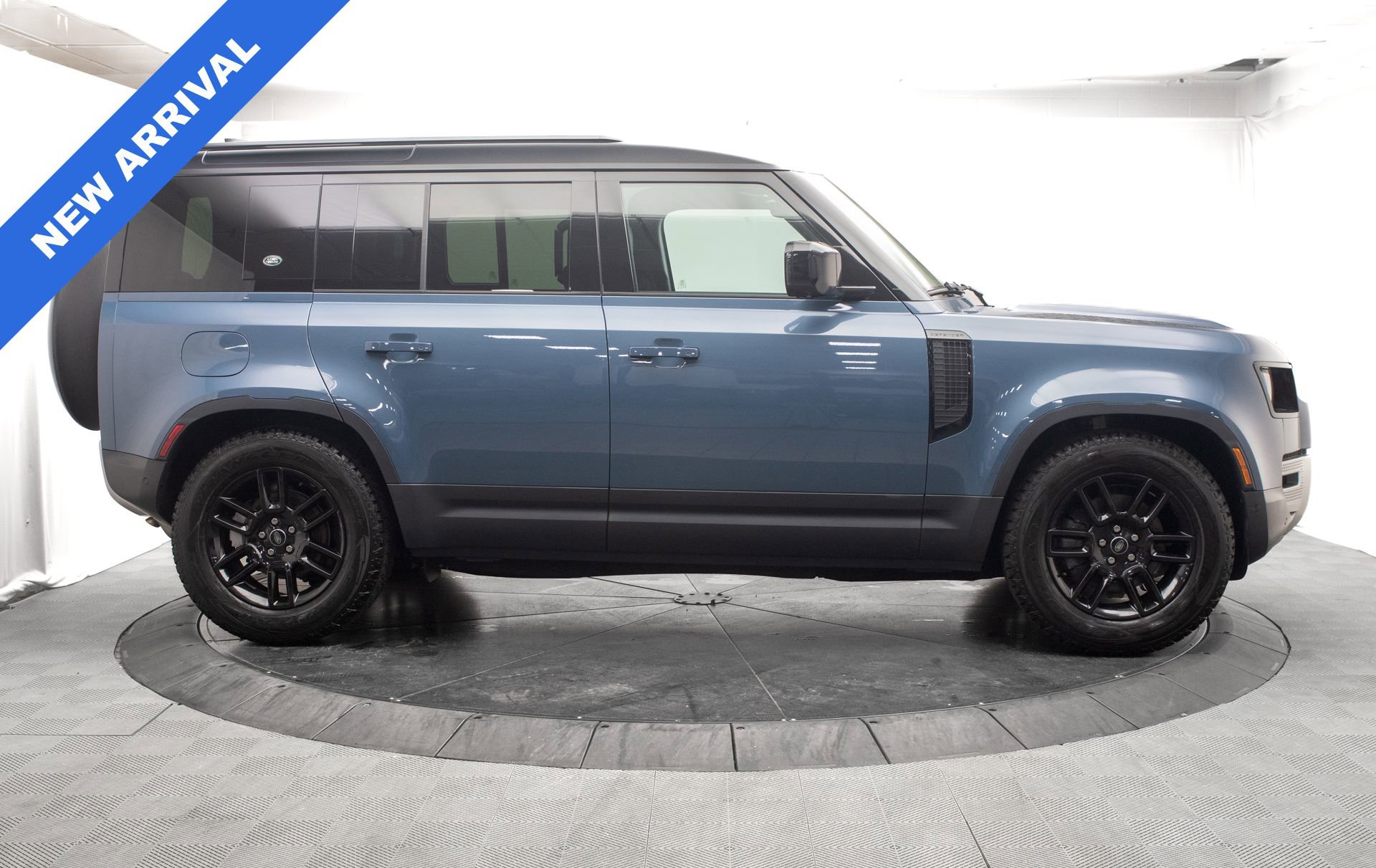 Used 2024 Land Rover Defender 110 S image 2