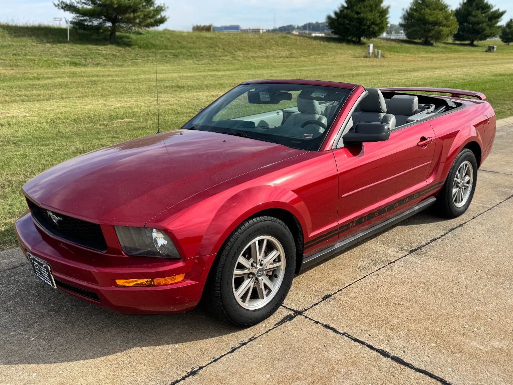 Used 2005 Ford Mustang Convertible image 18