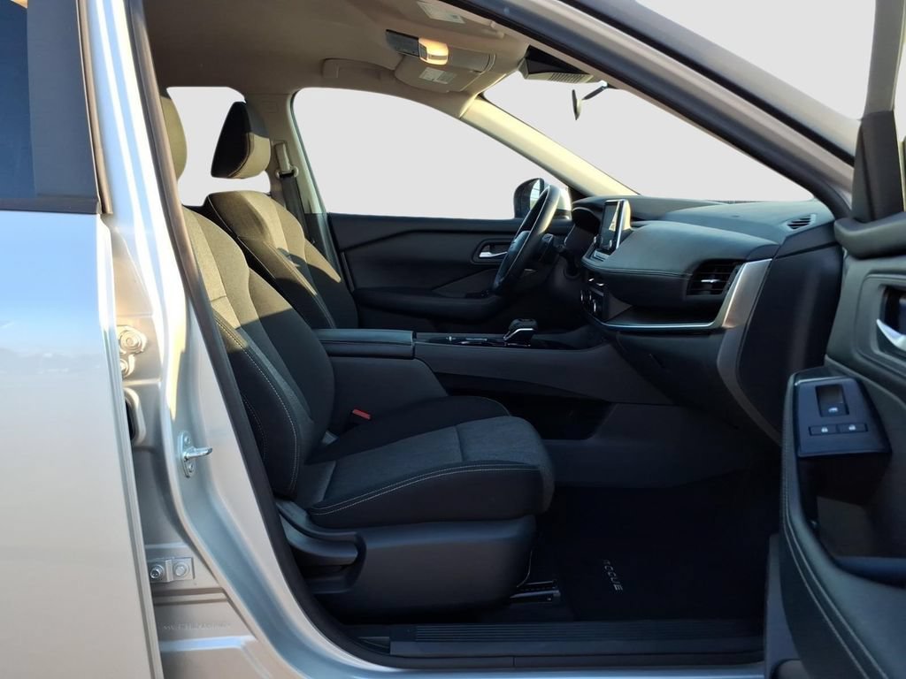 Used 2025 Nissan Rogue SV FWD image 10