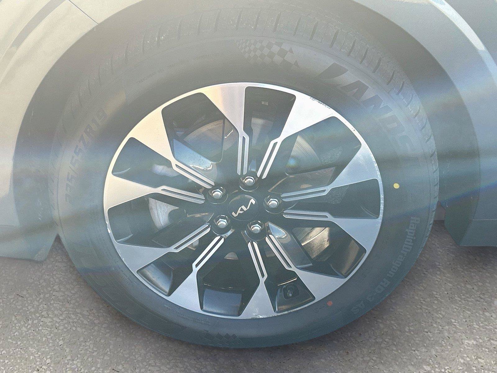 Used 2024 Kia Carnival EX FWD image 45