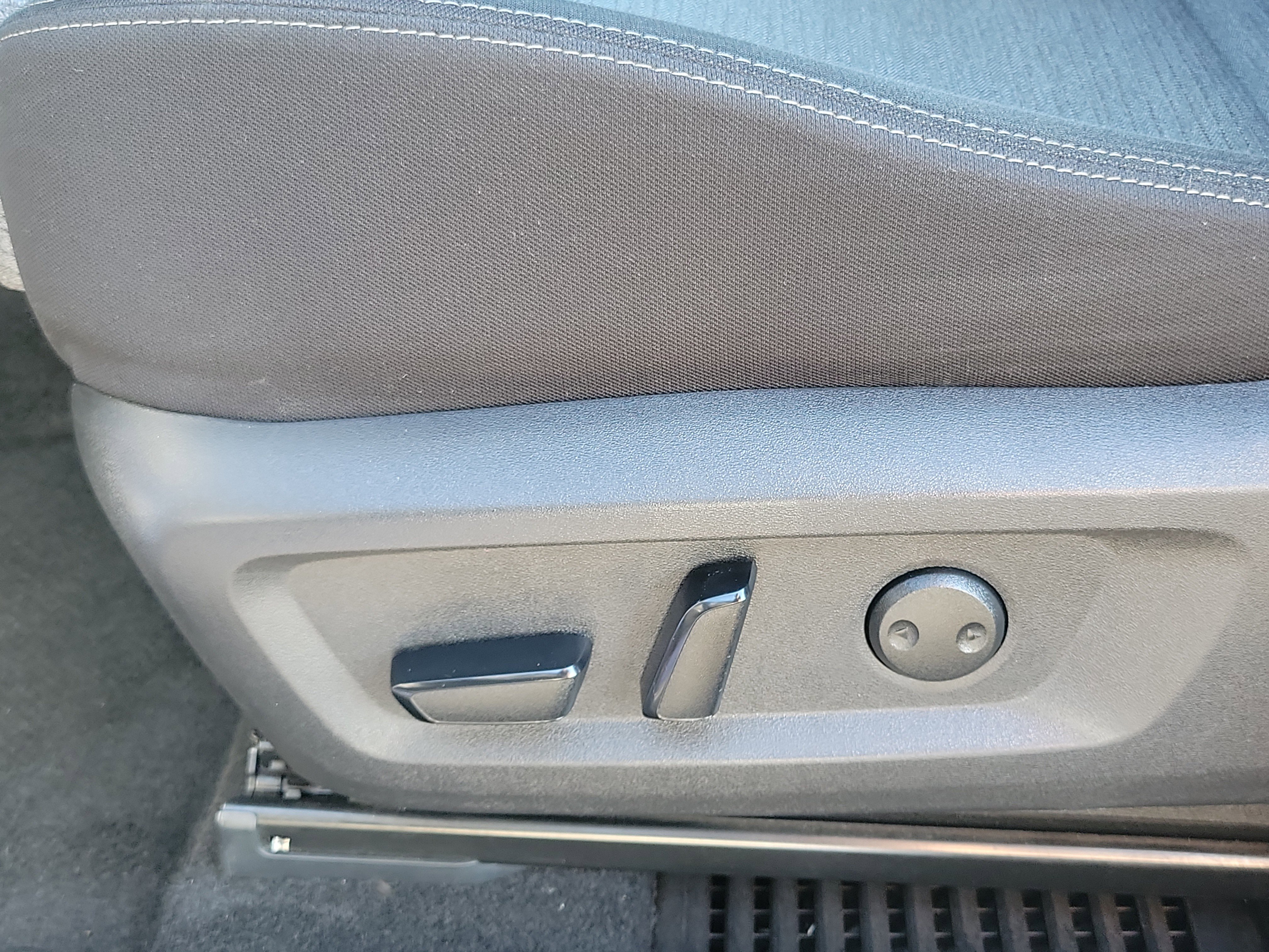 Used 2023 Nissan Rogue SV image 17