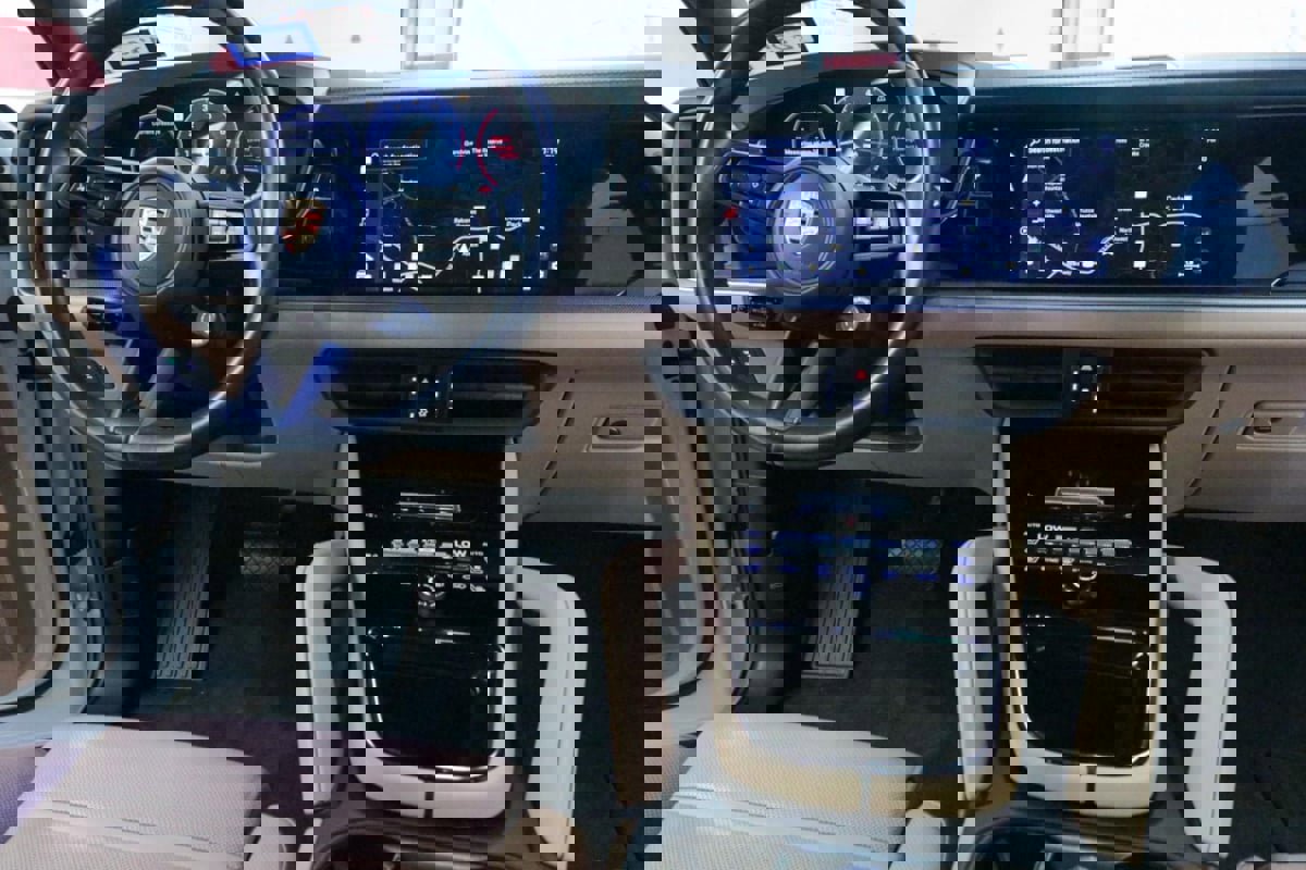 Used 2024 Porsche Cayenne AWD/4WD image 31