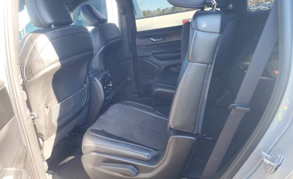 Used 2025 Jeep Grand Cherokee L Altitude w/ Trailer Tow Package image 10