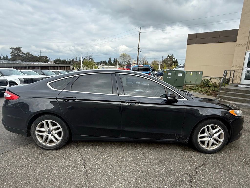 Used 2015 Ford Fusion SE w/ Equipment Group 202A FWD image 2