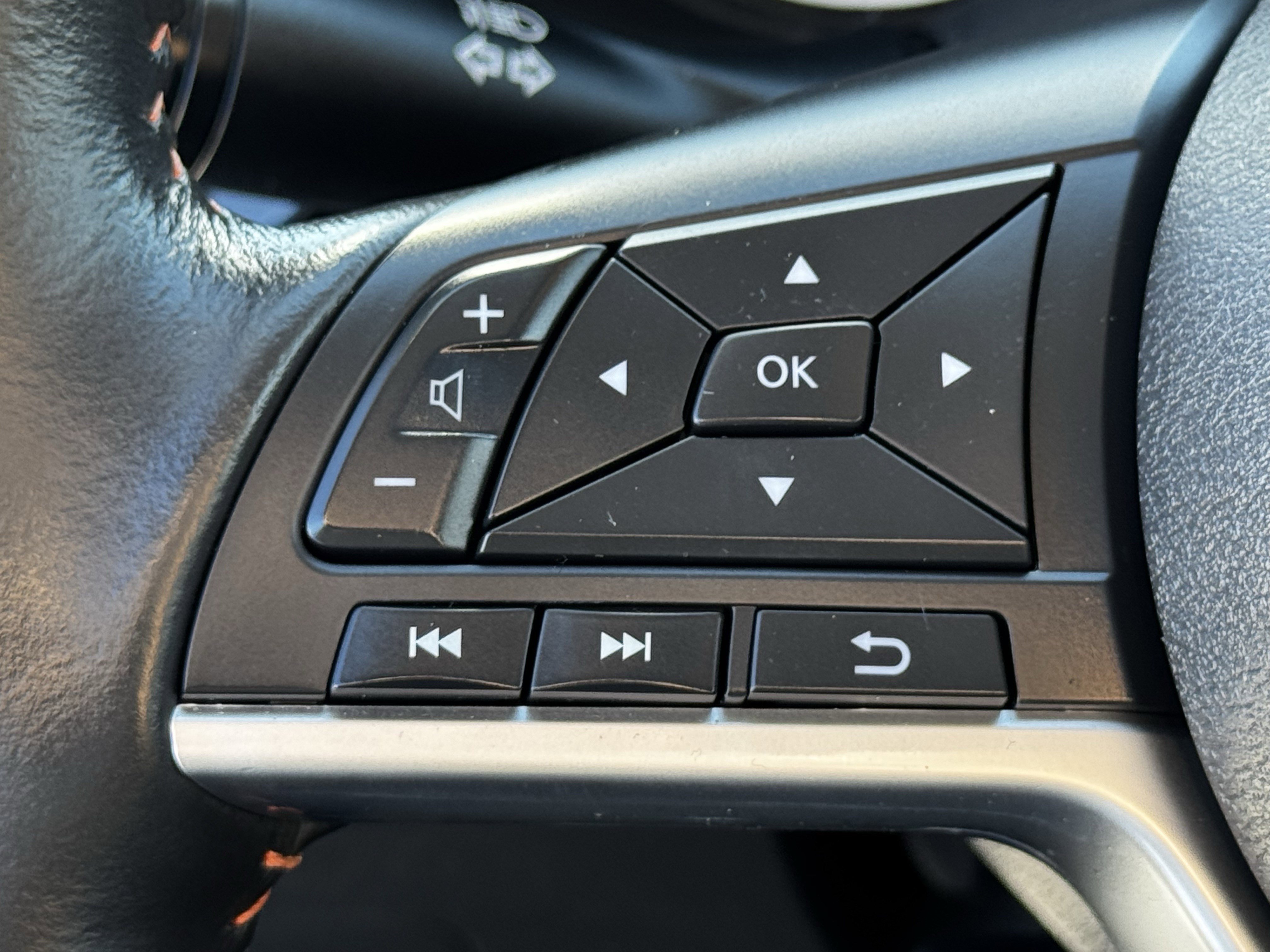 Used 2025 Nissan Sentra SR w/ SR Premium Package image 26