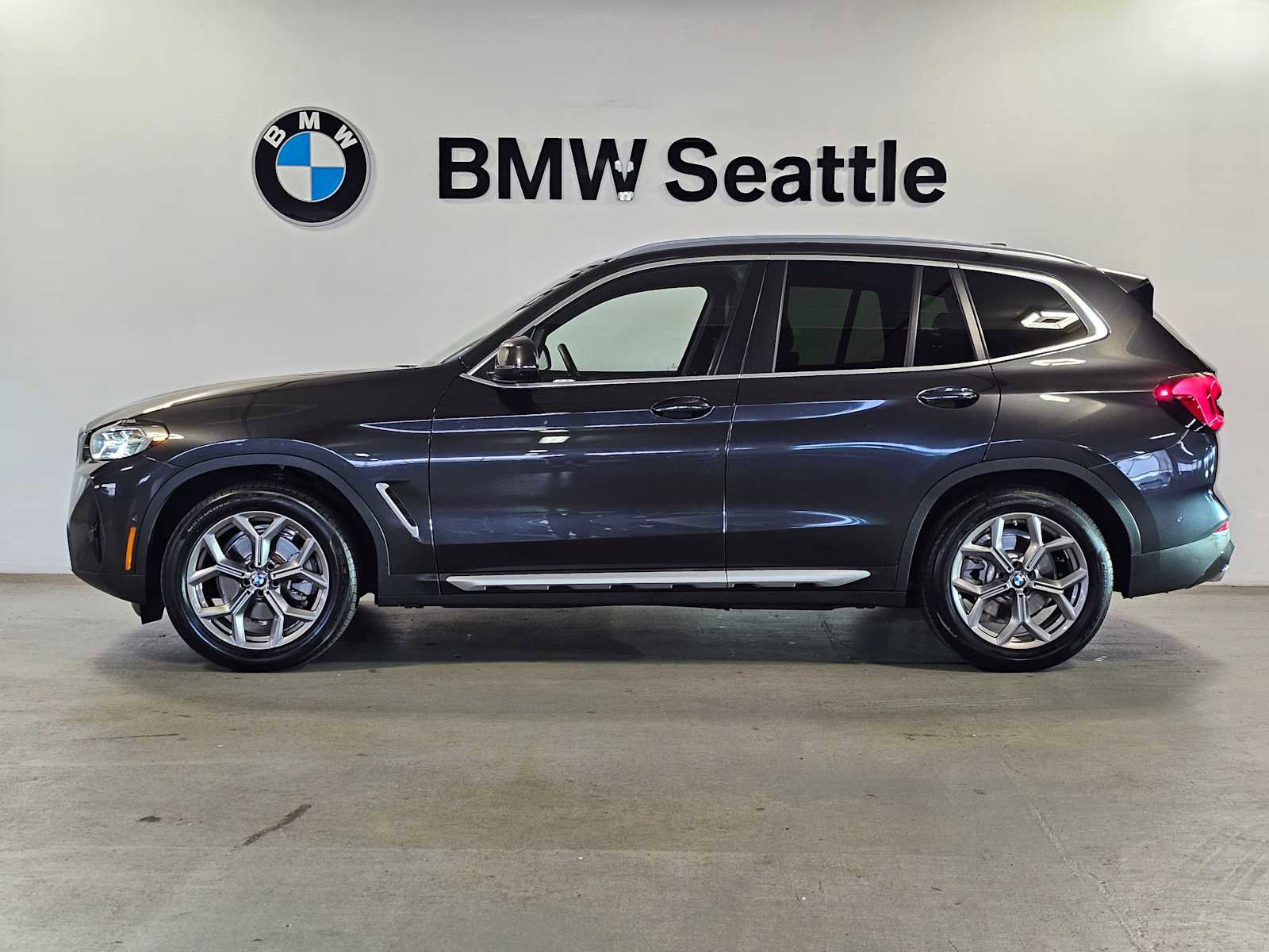 Used 2023 BMW X3 xDrive30i w/ Premium Package w/ZPA image 3