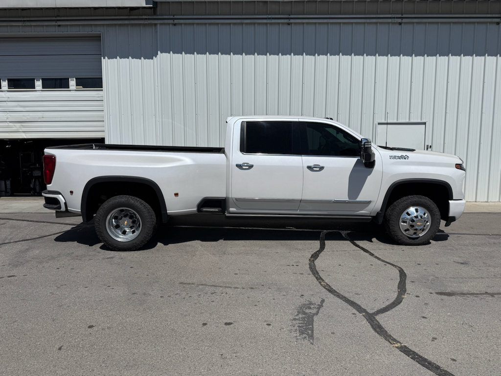 Used 2024 Chevrolet Silverado 3500 High Country w/ High Country Premium Package AWD/4WD image 3