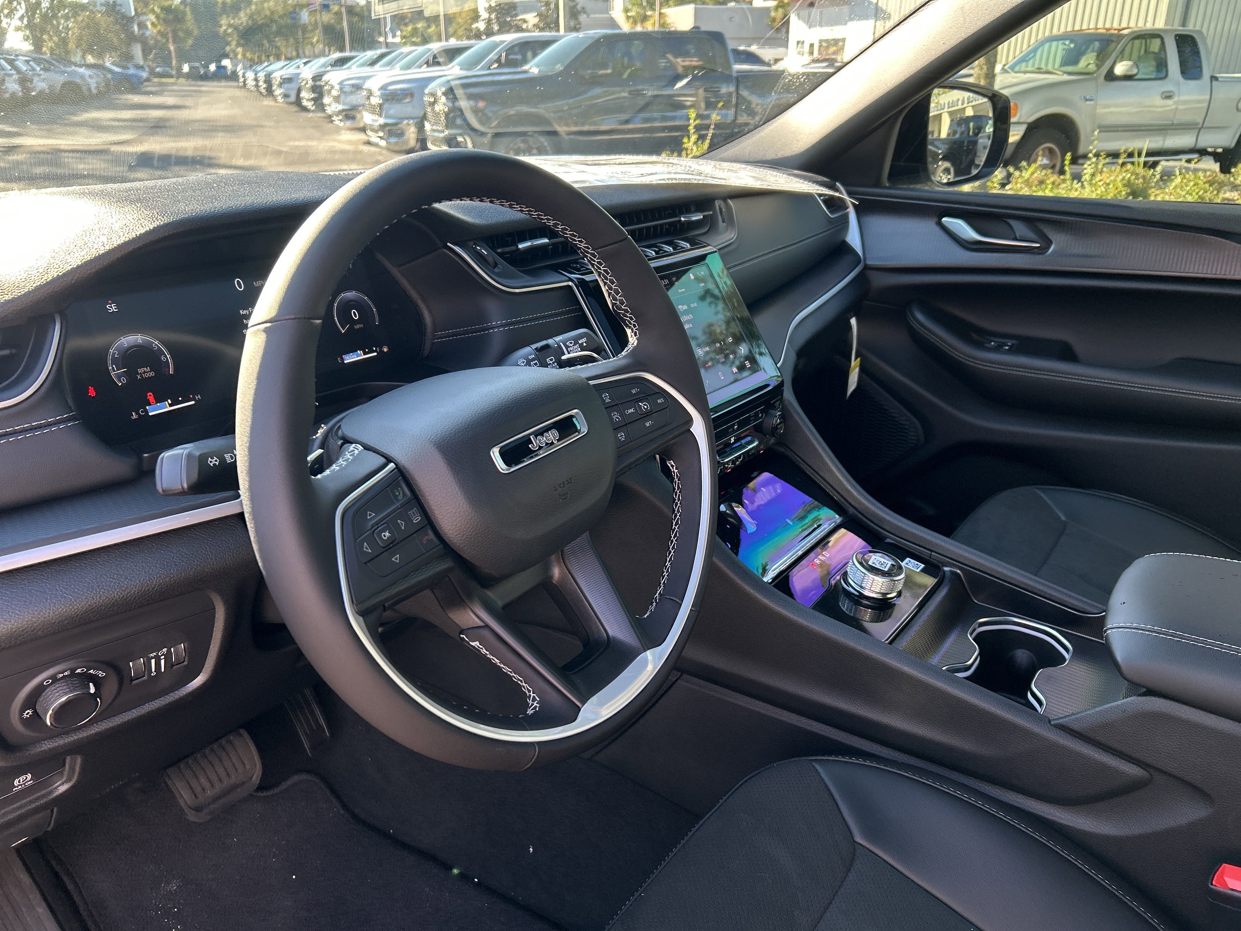 New 2025 Jeep Grand Cherokee Laredo image 16