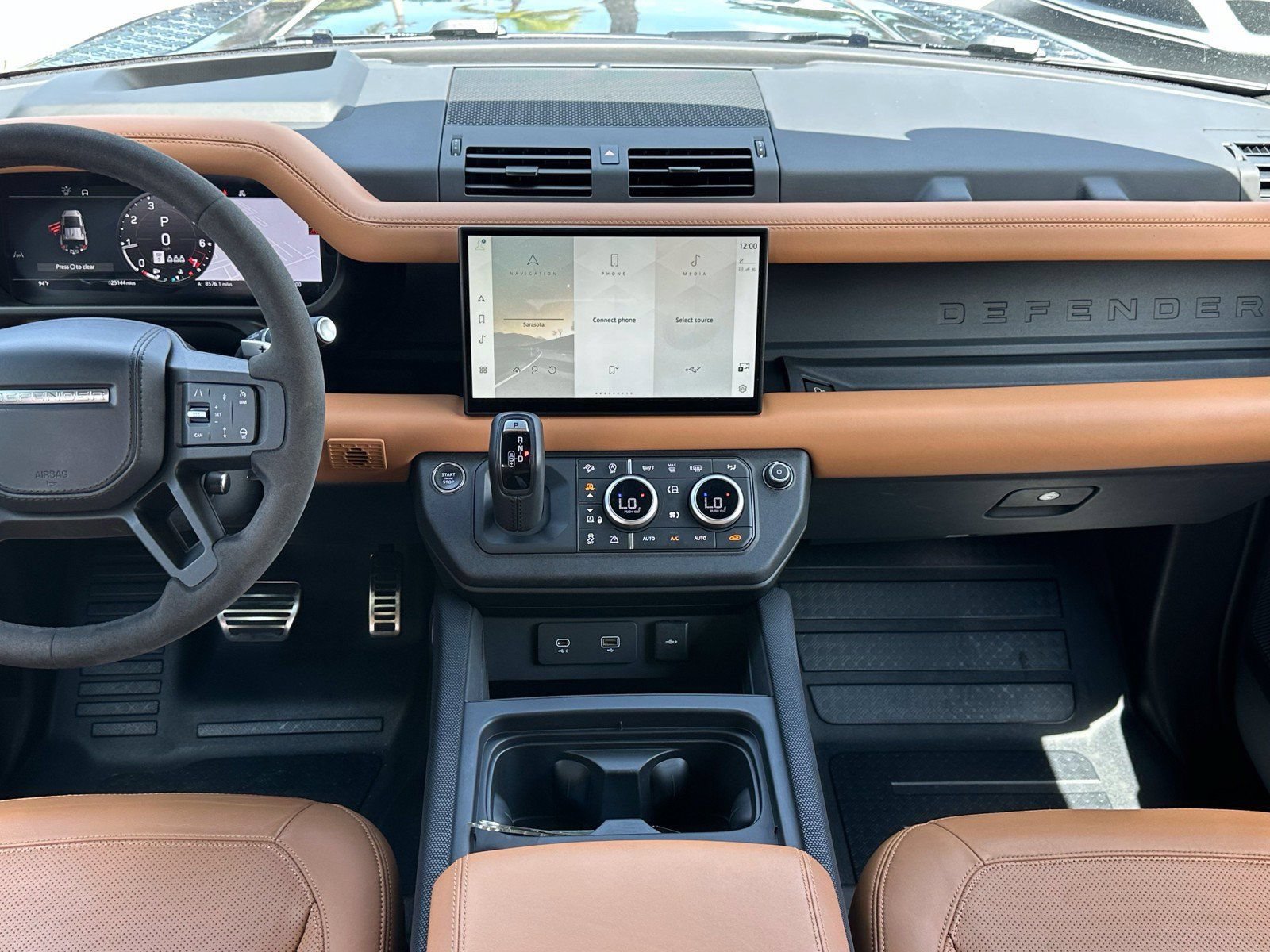 Used 2024 Land Rover Defender 110 V8 AWD/4WD image 14