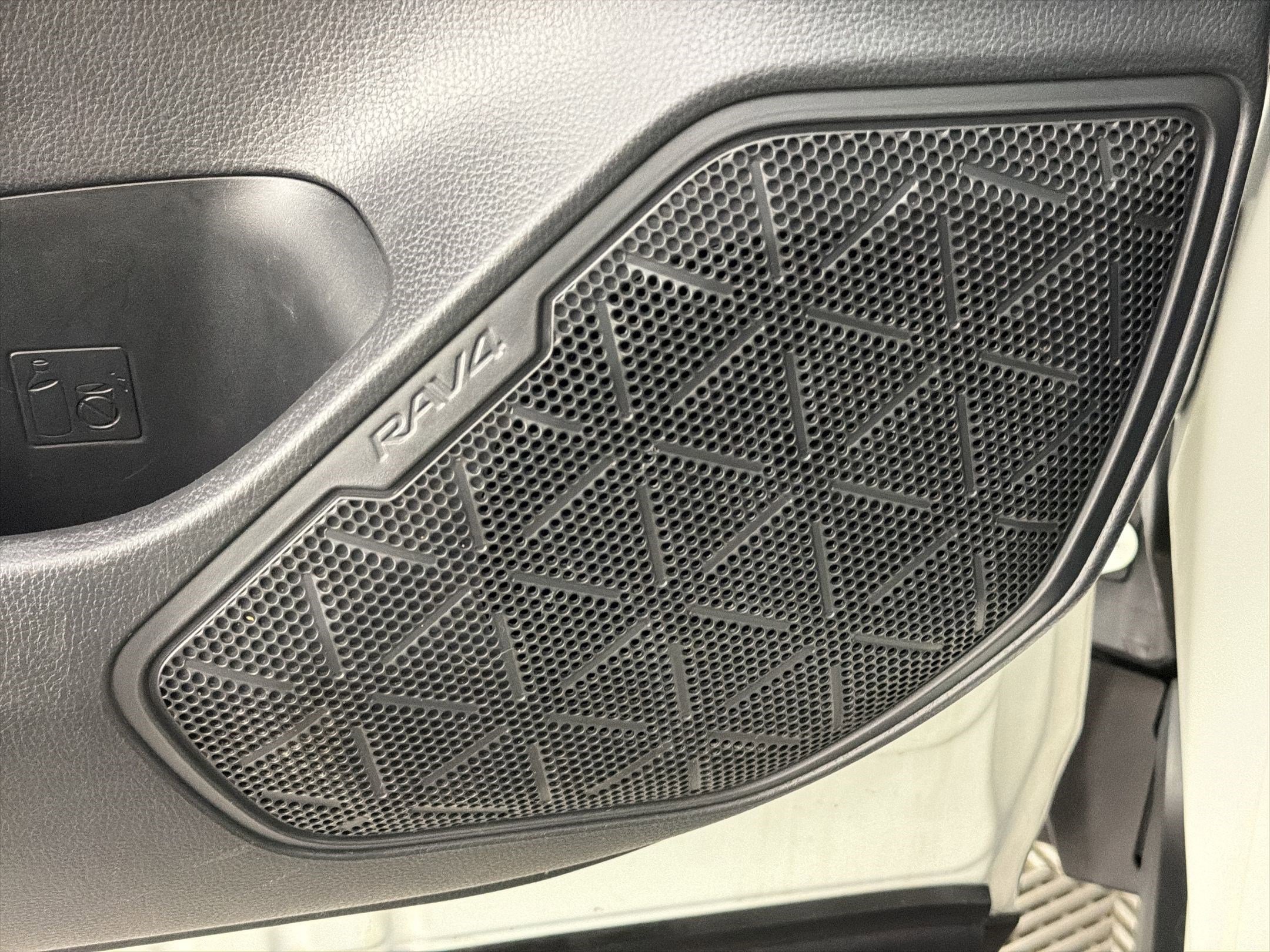 Used 2021 Toyota RAV4 XLE image 22