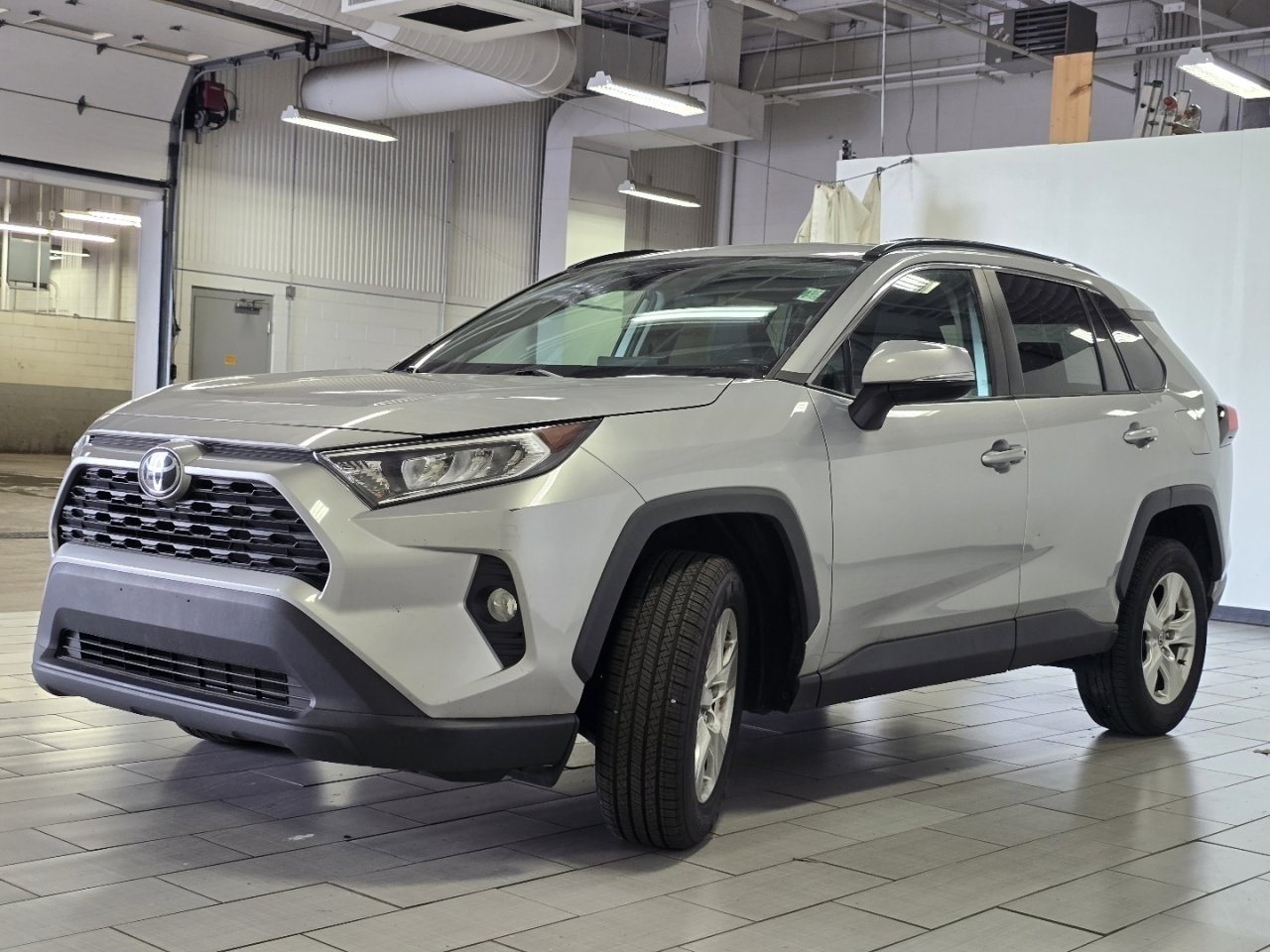 Certified 2021 Toyota RAV4 XLE w/ Carpet Mat Package (TMS) AWD/4WD image 10