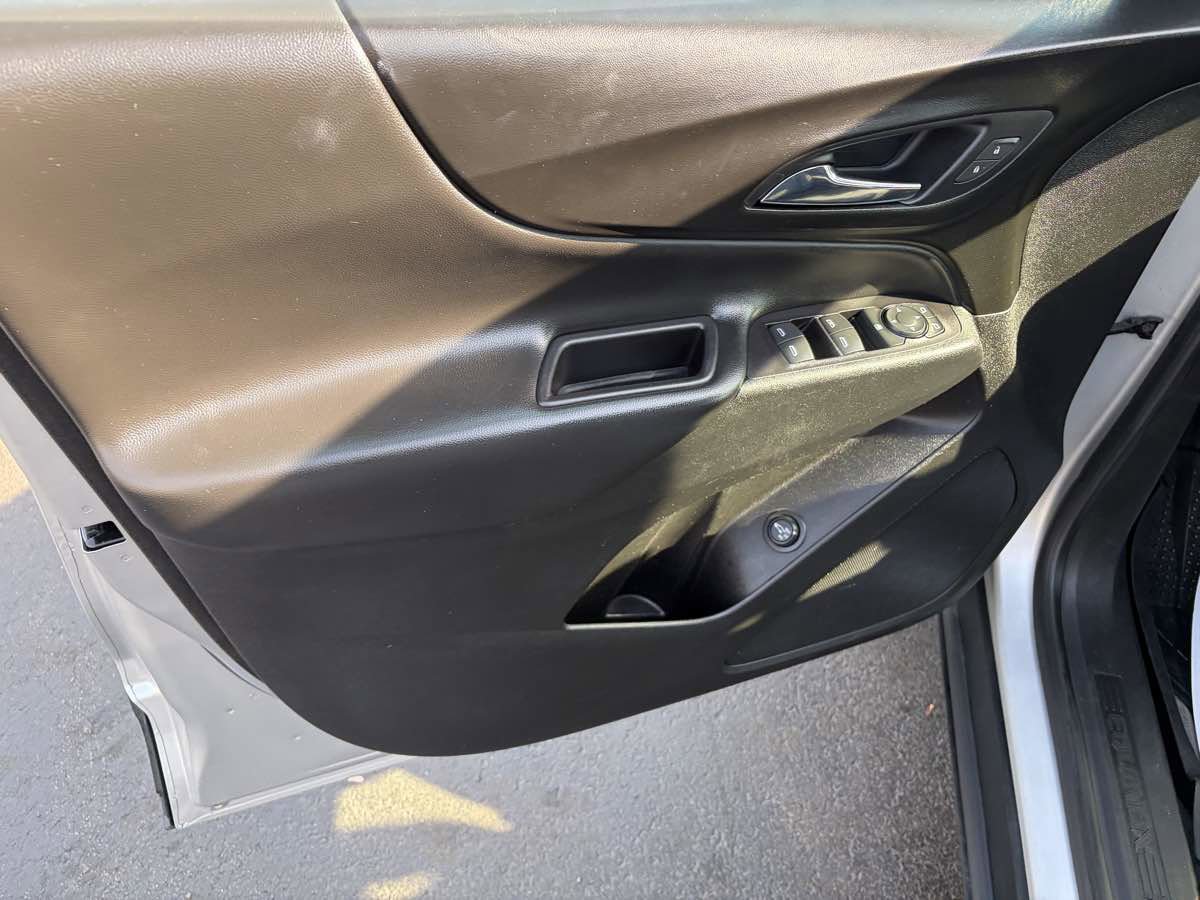 Used 2018 Chevrolet Equinox LT w/ Redline Edition AWD/4WD image 16