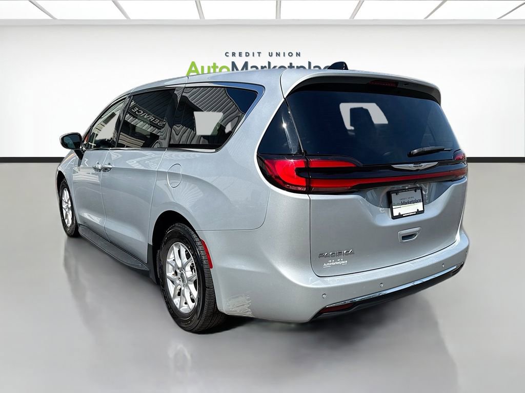 Used 2023 Chrysler Pacifica Touring-L FWD image 4