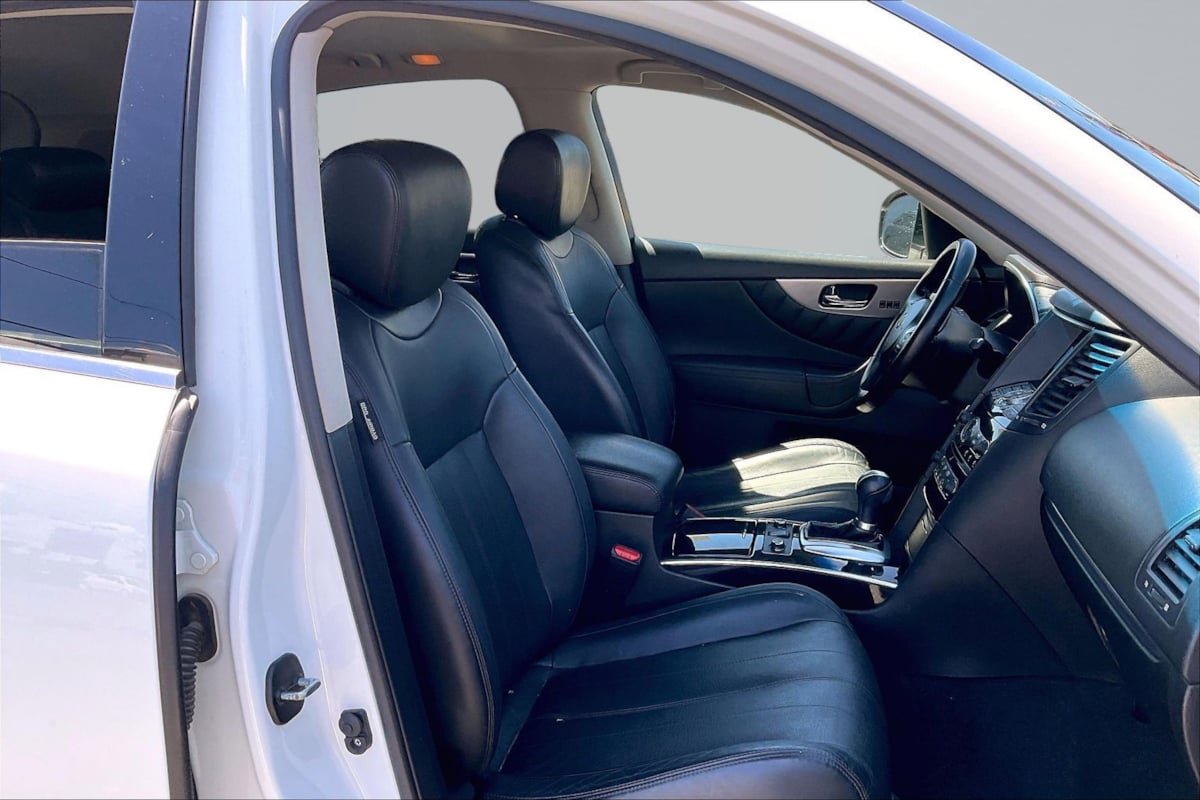 Used 2017 INFINITI QX70 AWD w/ Premium Package image 7