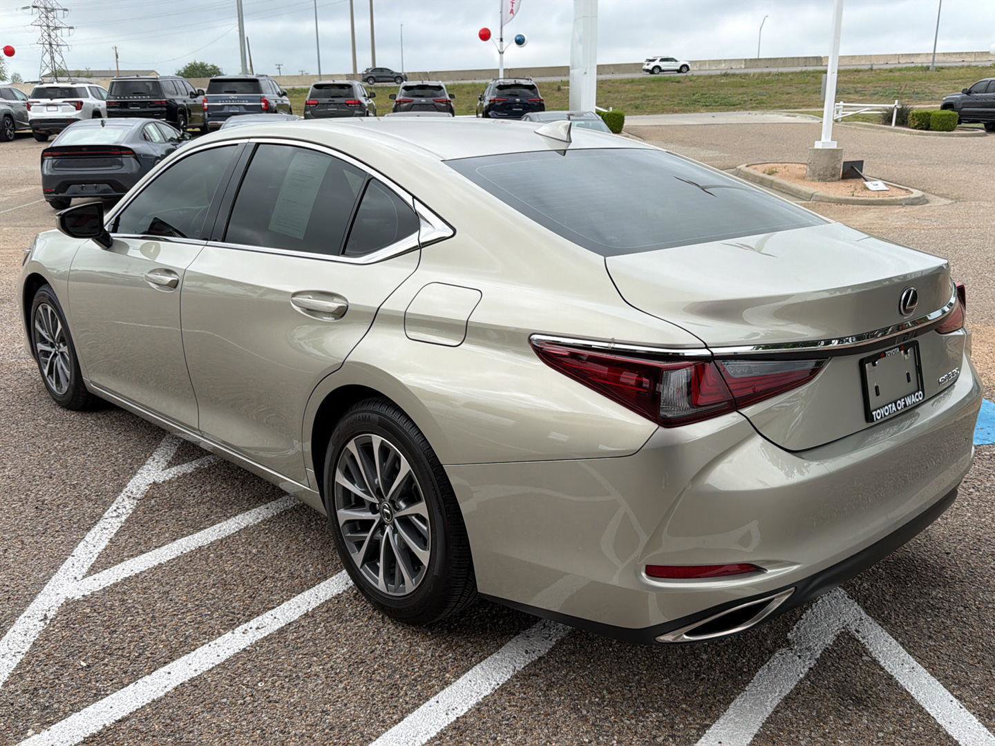 Used 2023 Lexus ES 350 w/ Accessory Package (Z2) image 5