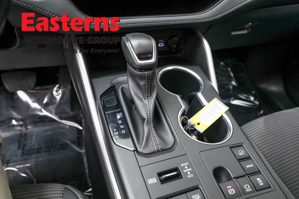 Used 2024 Toyota Highlander LE image 12