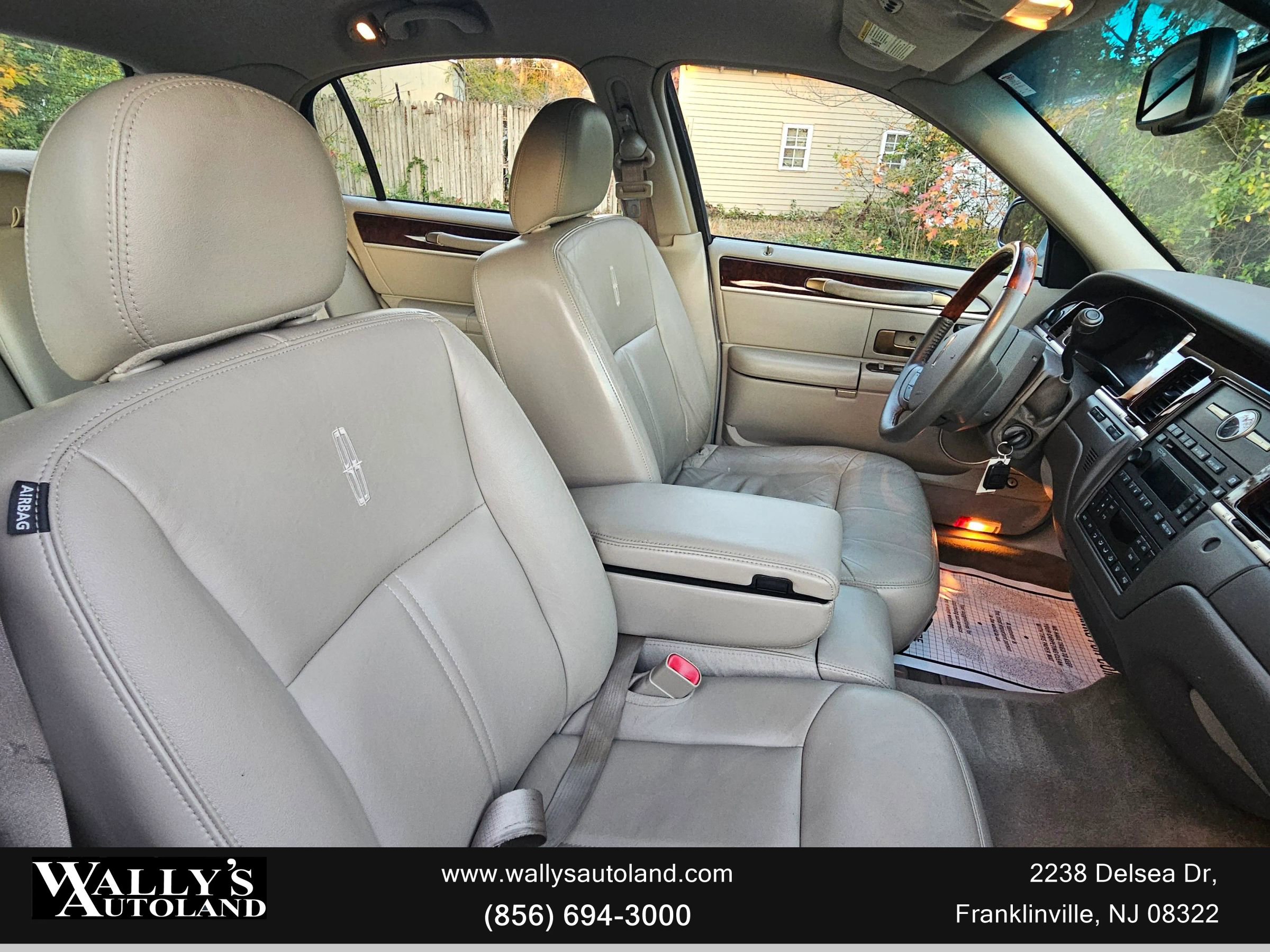 Used 2009 Lincoln Town Car Signature Limited image 33