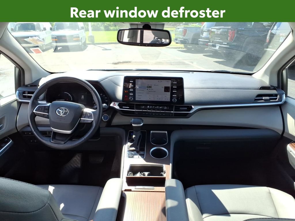 Used 2024 Toyota Sienna XLE FWD image 18