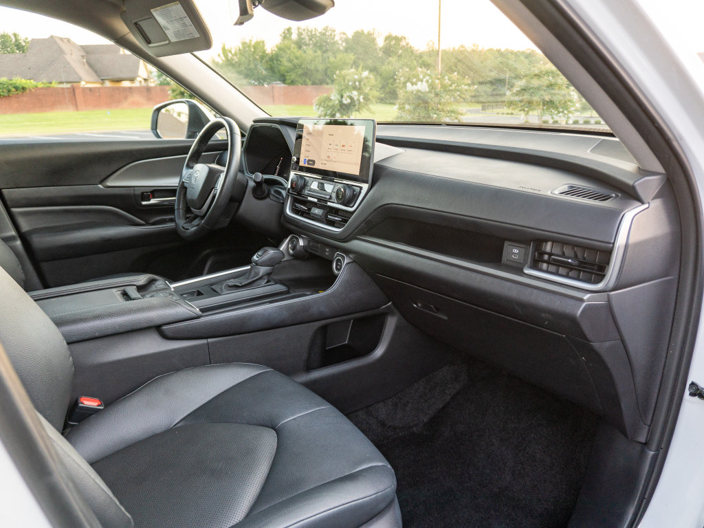 Used 2025 Toyota Grand Highlander AWD image 18