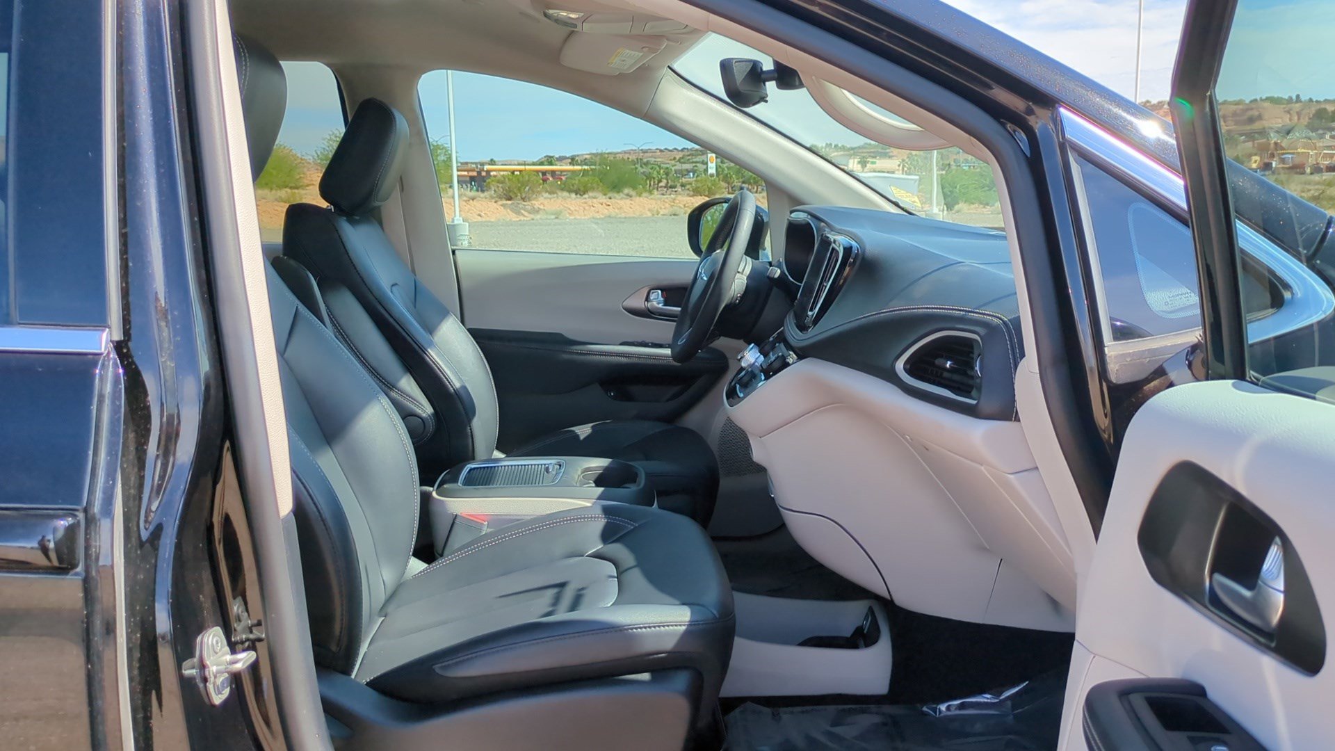 Used 2024 Chrysler Pacifica Limited FWD image 31
