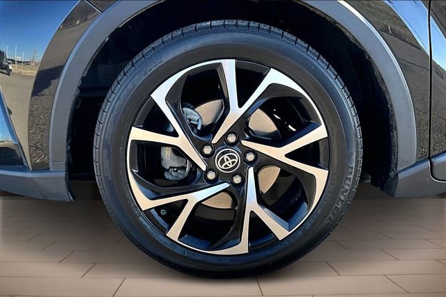 Used 2022 Toyota C-HR XLE image 9