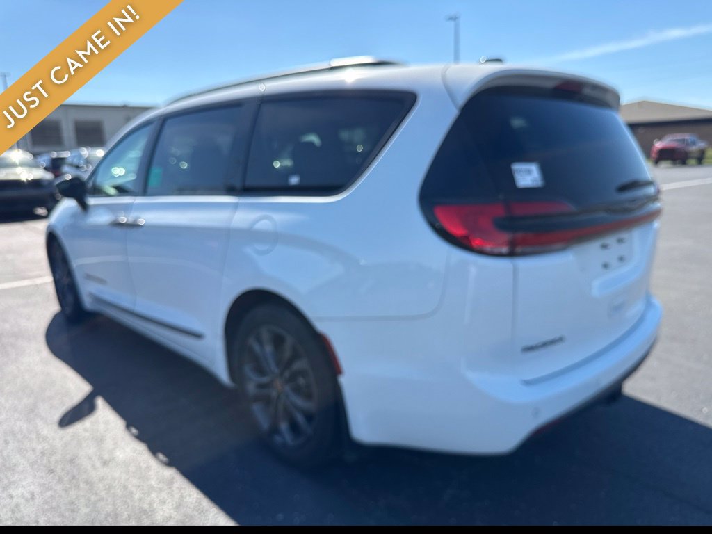 Used 2024 Chrysler Pacifica Touring-L w/ Uconnect Theater Family Group FWD image 4