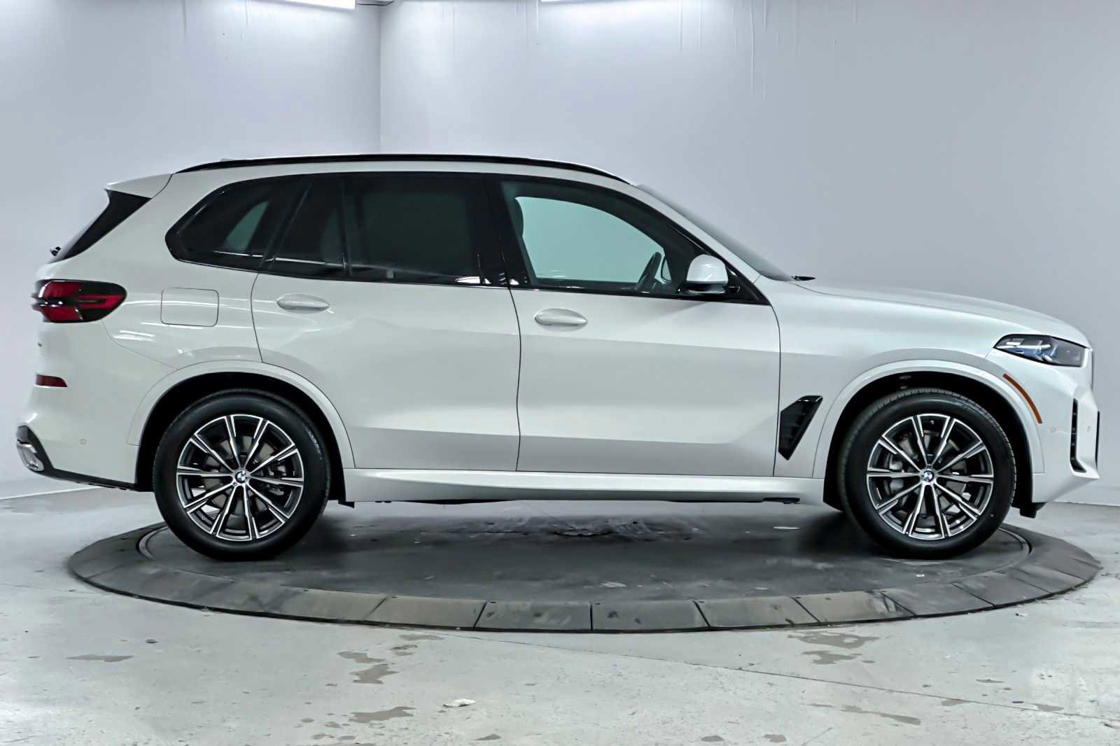 New 2026 BMW X5 xDrive40i w/ Executive Package image 8