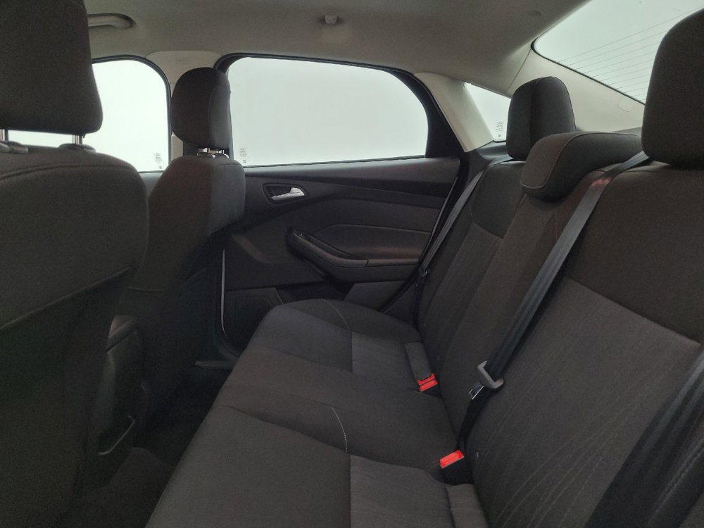 Used 2018 Ford Focus SE w/ SE Appearance Package FWD image 18