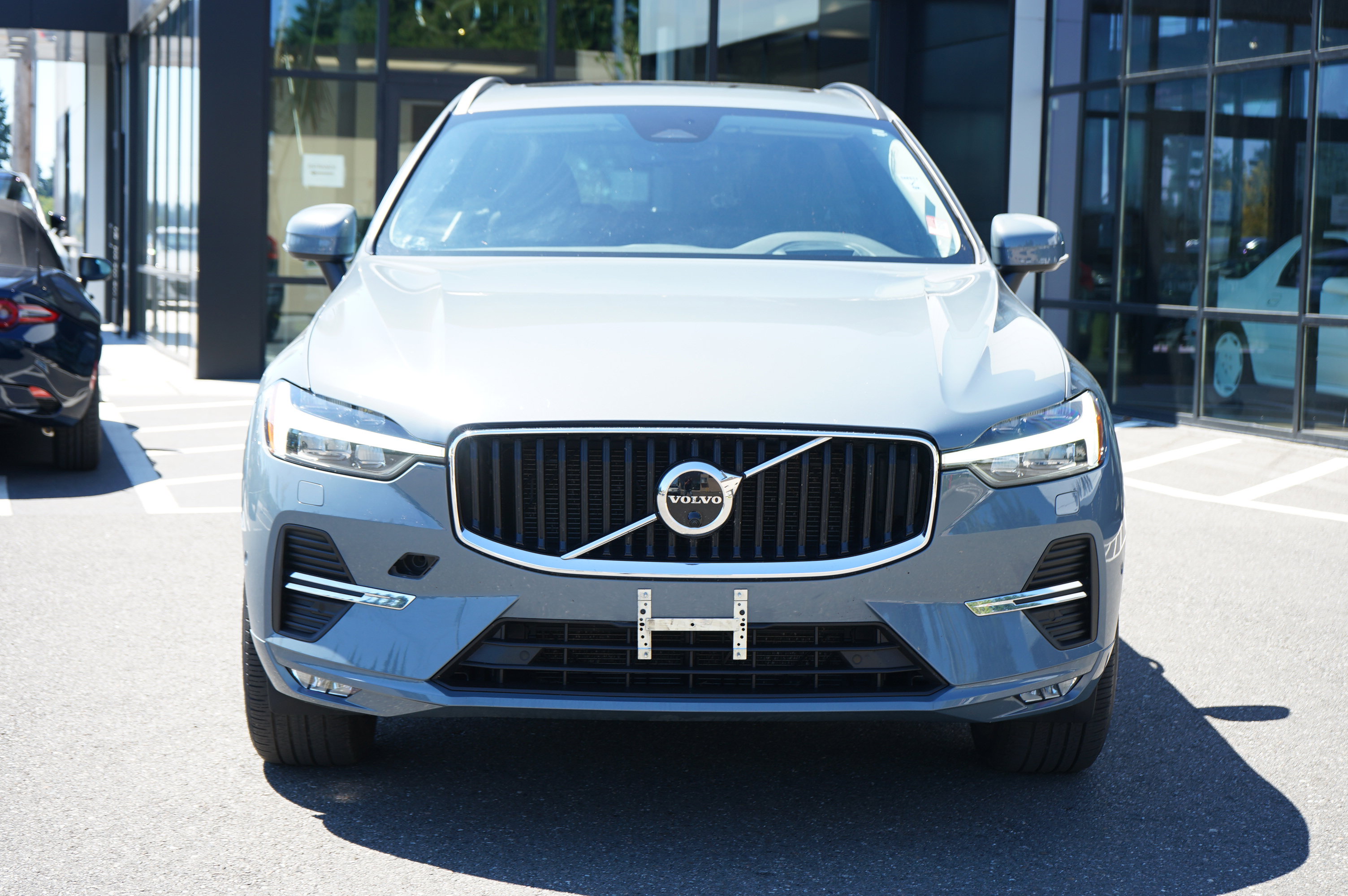 Used 2022 Volvo XC60 B5 Momentum image 11