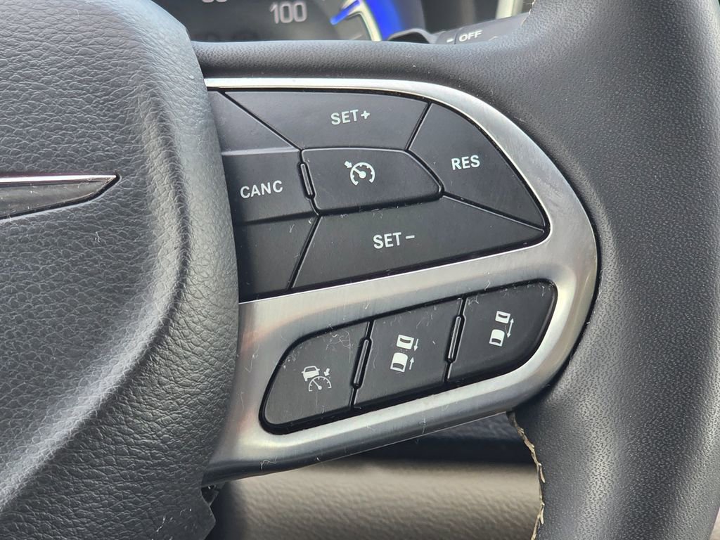 Used 2022 Chrysler Pacifica Touring-L image 18