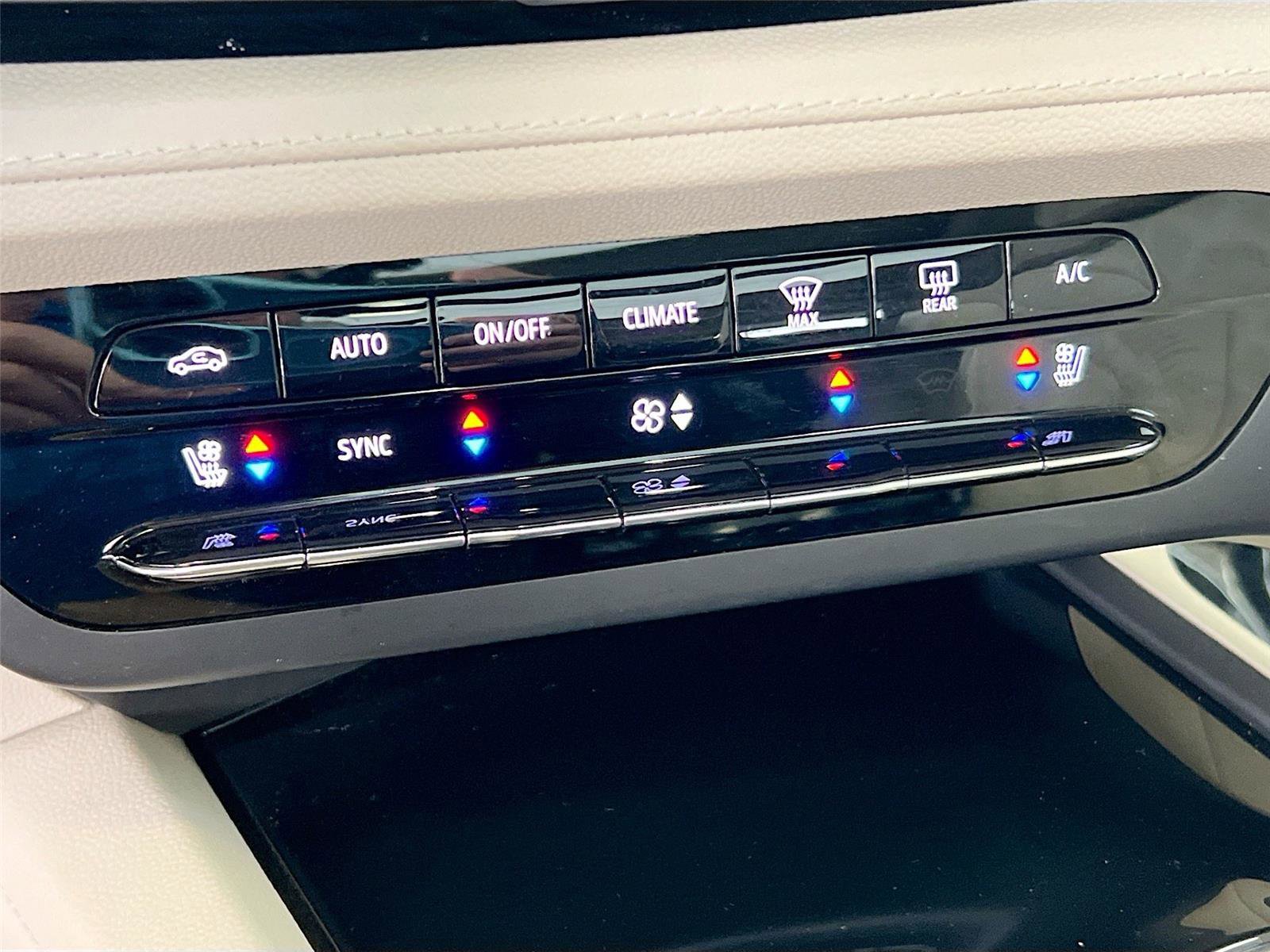 Used 2022 Buick Envision Avenir w/ Technology Package II image 17