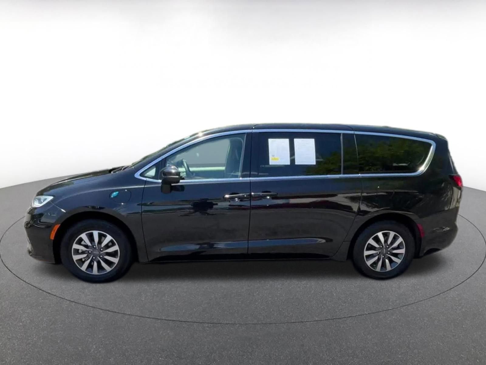 Used 2023 Chrysler Pacifica Touring-L FWD image 9