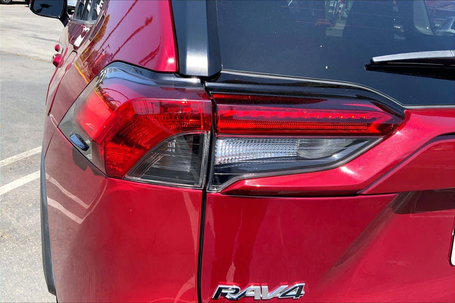 Used 2019 Toyota RAV4 XLE w/ Convenience Package FWD image 28
