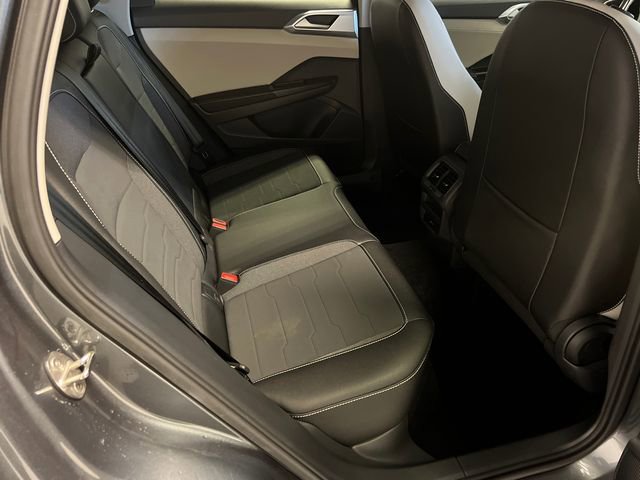 Certified 2025 Volkswagen Taos SE image 12