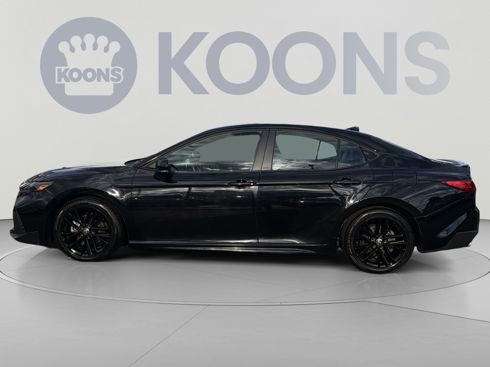 Used 2025 Toyota Camry SE FWD image 2