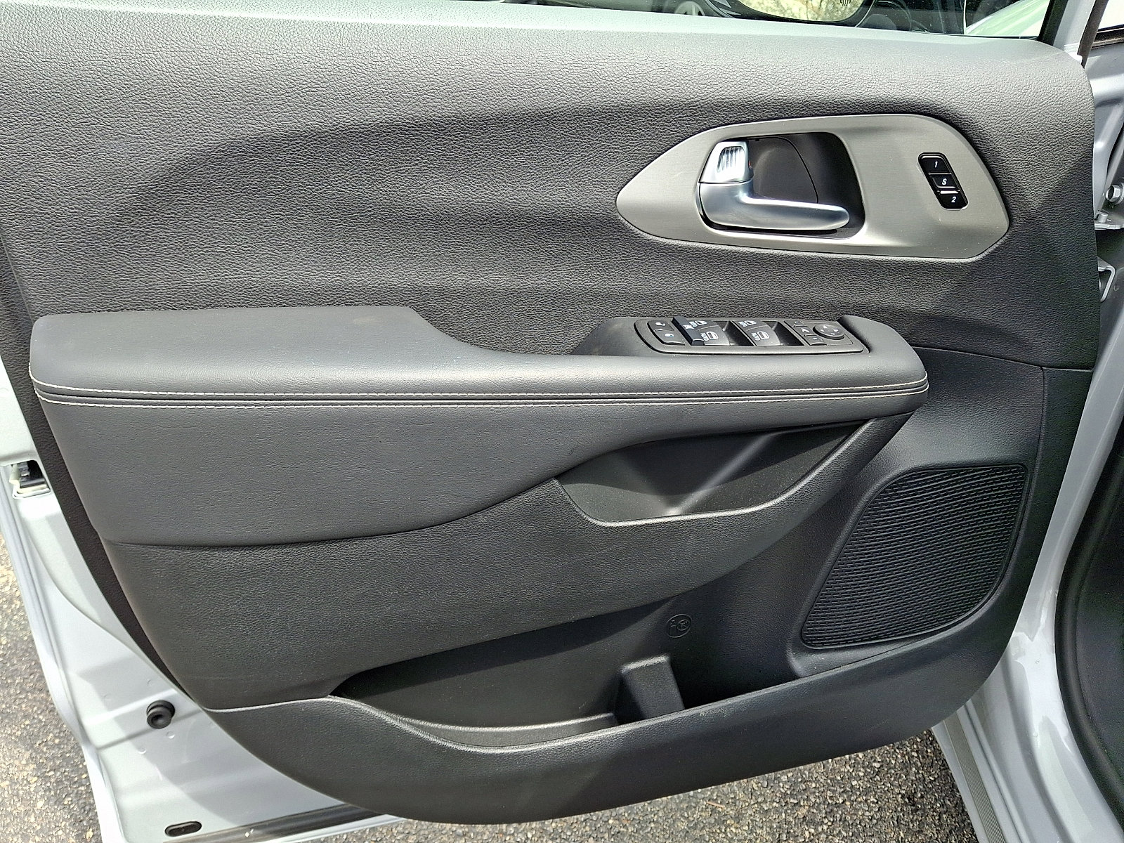 Certified 2024 Chrysler Pacifica Limited w/ S Appearance Package image 12