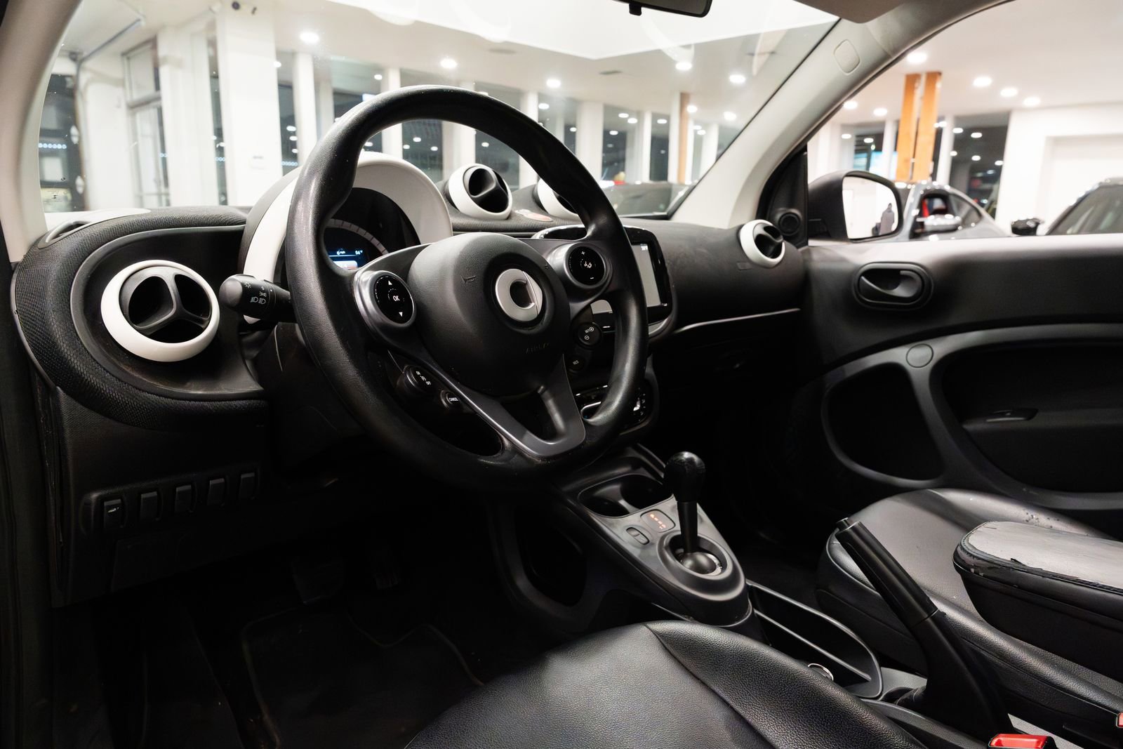 Used 2017 smart fortwo pure image 8