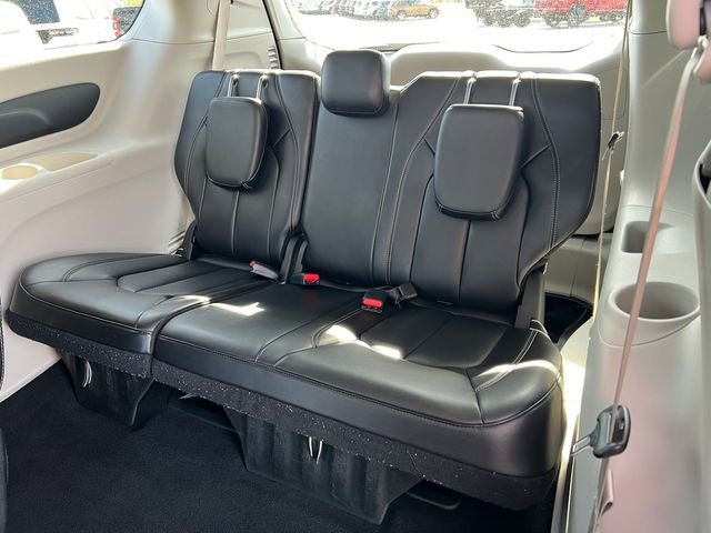 Used 2023 Chrysler Pacifica Touring-L FWD image 6