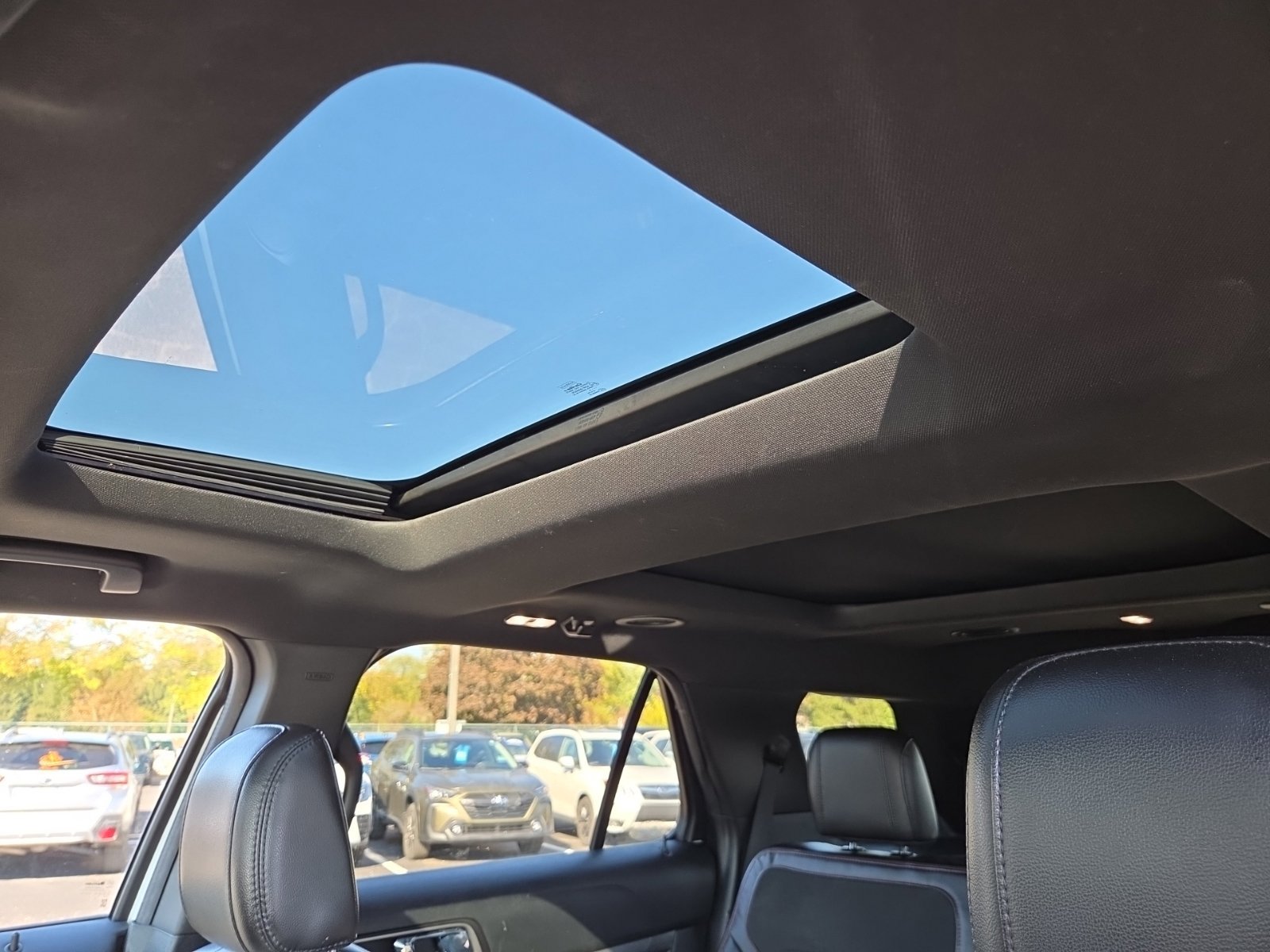 Used 2018 Ford Explorer XLT w/ Equipment Group 202A AWD/4WD image 18
